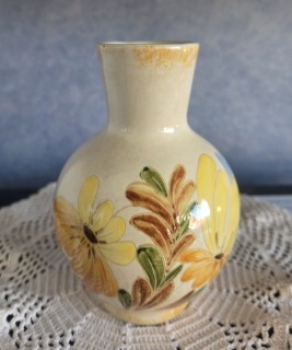 Blommig somrik vas Knabstrup, Danmark. Höjd 13 cm. Lite missfärgning längs botten, annars gott skick. 50 SEK