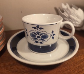 Blåvit tekopp med fat Stavangerflint. Diam. fat 16 cm, diam. kopp 9 cm.  Fint skick.  60 SEK