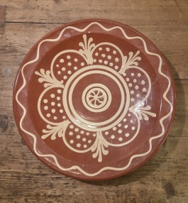 Stort mönstrat fat Höganäs.  Diam. 30,5 cm, djup 5,5 cm. Fint skick. 80 SEK