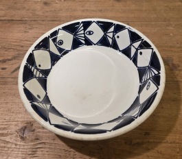 Mindre skål Rörstrand "Frisco". Diam. 17 cm, djup 4 cm. Marianne Westman. Fint skick. 65 SEK