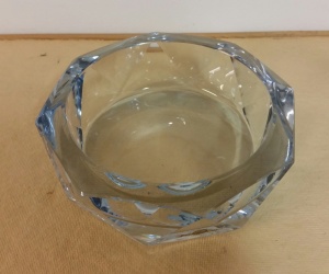 Glasskål Strömbergshyttan. Signerad i botten, fint slipad. En liten knappt märkbar nagg på ena kanten, i övrigt fint skick. Vikt 1600 gr. Ytterdiam. 16,5 cm och höjd 5,5 cm. Pris 60 SEK