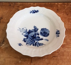 Assiett "Blå Blomster" Royal Copenhagen. Diam. 17 cm. Första sortering, fint skick. 10/1625. (finns 6 st) 100:-/st
