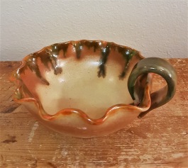 Veckad skål med hänkel märkt CK i botten. Troligtvis Christer Keramik. Diam. 14 cm, höjd 5,5 cm. Fint skick. 50 SEK