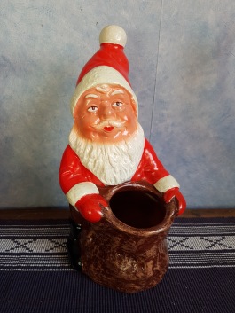 Tomte med säck. Höjd 29 cm. Exakt ålder okänd. Fint skick. 100 SEK