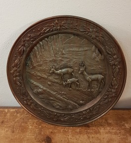 Väggtavla i brons (?) med jaktmotiv. Diam. 24,5 cm.