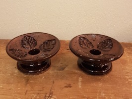 Två låga keramikljusstakar Laholm. Höjd 4 cm, diam. 9,5 cm. Fint skick. 50 SEK/paret