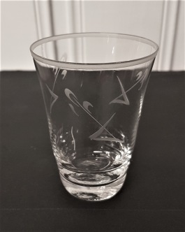 11 st selterglas med dekorativ slipning. Höjd 8,5 cm. Fint skick, inga nagg. 160 SEK
