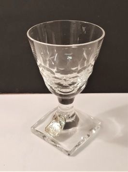 12 st små slipade glas med fyrkantig fot. Bergh kristall, Kosta. Höjd 7 cm.  Fint skick. 500 SEK