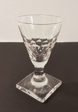 10 st slipade glas med fyrkantig fot. Bergh kristall Kosta. Höjd 9 cm. Fint skick. 450 SEK