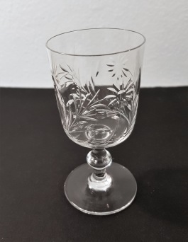 11 st likörglas med blomslipning. Fint skick. Höjd 9 cm, diam. 4,5 cm. 300 SEK