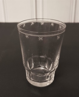 6 st små selterglas med stjärnslipning. Höjd 7,5 cm. Fint skick, inga nagg. 90 SEK