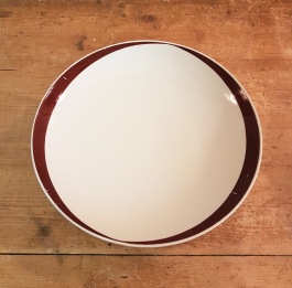 8 st assietter "Elips Brun" Gustavsberg. Diam. 20,5 cm. Lite färgbortfall i den bruna färgen (enligt bild), annars gott bruksskick. 100 SEK