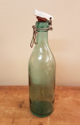 Grön flaska med porslinskork. Märkt "Årnäs" i botten. Höjd inkl. kork 24 cm. 30 SEK