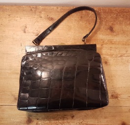 Äldre handväska i krokokilskinn. Bredd 28 cm, höjd 20 cm. Något sliten inuti men inga skador utvändigt vad jag kan se. 650 SEK