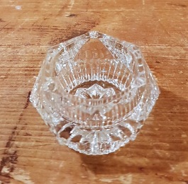 Mindre saltkar i glas med slipning. Innerdiam. ca 2,5 cm. Höjd 2,5 cm. 15 SEK