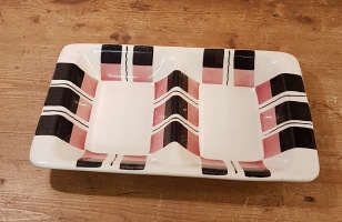 Tvådelat fat JIE med svart/rosa mönster. "Randi", designad av Ella Bergstrand. Handmålad fajans 1950-tal. Längd 26 cm, bredd 15,5 cm. Fint skick. 80 SEK
