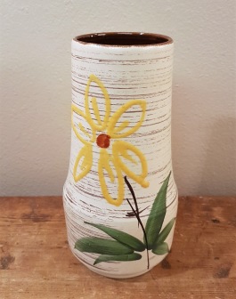Tysk vas med gul blomma. Höjd 18 cm. Fint skick. 65 SEK