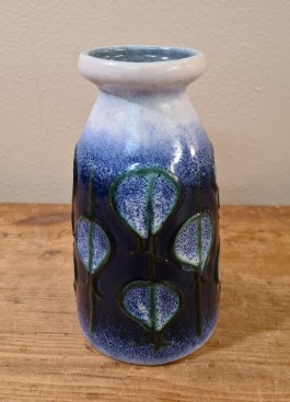 Blåvit vas med bladmönster, Strehla. Höjd 15,5 cm. Fint skick. 60 SEK