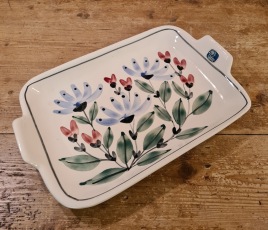 Blommigt fat Riviera Keramik, Skottorp. Design Kerstin Jönsson (?). 1950-59. Längd 32 cm inkl. handtag. Bredd 21,5 cm. Fint skick, etiketten kvar. 100 SEK