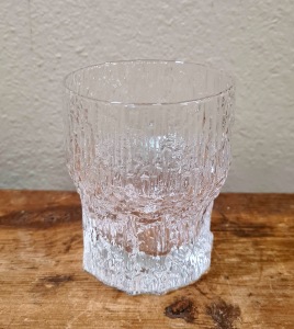 12 st whiskyglas Ittala "Aslak". Fint skick. Höjd ca 7,5 cm. Diam. 6 cm. Tapio Wirkkala. Etikett saknas. 600 SEK