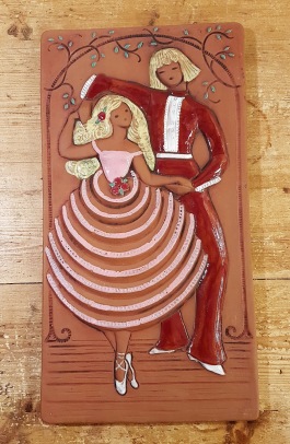 Keramiktavla JIE "Dansande par". Höjd 38 cm, bredd 20 cm. Fint skick sånär som på en liten nagg på baksida kant upptill höger. 80 SEK