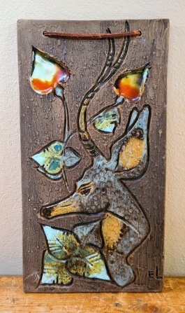 Keramiktavla med hjortmotiv, Tilgmans. Höjd 30,5 cm och bredd 16,5 cm. Fint skick. 125 SEK