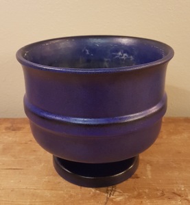 Ytterfodel Uppsala Ekeby, Berit Ternell. Höjd 15 cm, diam. 16 cm. Liten nagg på foten, i övrigt fint skick. 150 SEK
