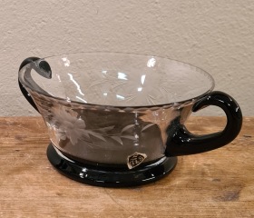 Sockerskål i glas med svarta hänklar och fot. Etikettmärkt (E G&S). Höjd 10,3 cm. Diam. 5 cm. Fint skick. 30 SEK