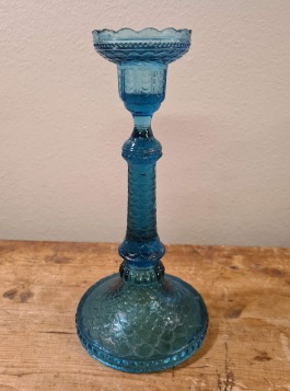 Glasljusstake i blått pressglas. Höjd 22 cm. Fint skick. 65 SEK