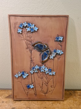Keramiktavla JIE - Fjäril och blommor. Höjd 29 cm, bredd 19 cm. Fint skick. 75 SEK