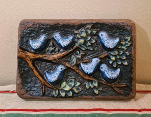 Keramiktavla "Fåglar", Norrmans. Längd 25,5 cm. Höjd 17 cm. Fint skick. 75 SEK