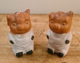 Salt och pepparkar i form av två grisar. Höjd ca 8 cm. Lite färgskav vid hålen på den ena, annars gott skick. Plastpropparna kvar. 30 SEK/paret