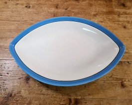 Stort fat ARABIA "Harlekin" (blåvit). Längd 41 cm, bredd 26,5 cm. Fint skick. 220 SEK