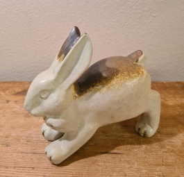 Hare, Höganäs. Åke Thornblad, 1952-55. Längd 13 cm, höjd 12,5 cm.  Signerad. Fint skick. 150 SEK