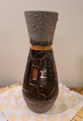 Keramikvas Tilgmans. Brunsvart mönster. Höjd 22,5 cm. Fint skick. 85 SEK