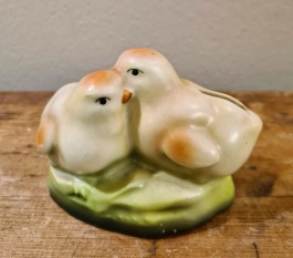 Sparbössa i keramik i form av två kycklingar. Längd 10 cm, höjd 7,5 cm. Utländsk. Fint skick. 75 SEK
