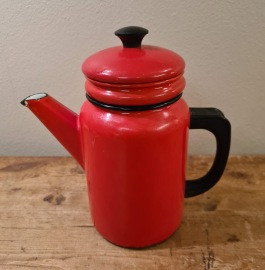Röd kaffekanna Kockums 1 liter med tvådelad överdel. Höjd inkl. lock 20,5 cm. Lite emaljskador på pipen samt runt locket (inv). Även lite fläckar och missfärgning i botten invändigt. 150 SEK