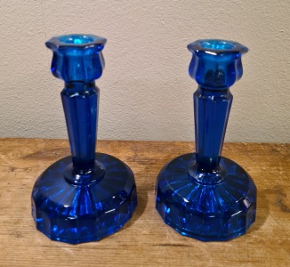 Ett par ljusstakar i blått pressglas. Höjd 13,5 cm. Eneryda Glasbruk. Fint skick. 70 SEK/paret
