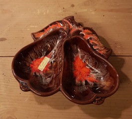 Keramikfat i form av två päron. Ettikettmärkt: Emil Caramics. Tyskt? Bredd 23 cm, höjd 21 cm. Fint skick. 65 SEK