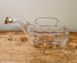 S.k "Fyllehund" i glas. Ej märkt. Längd ca 28 cm. Fint skick med propp. 150 SEK