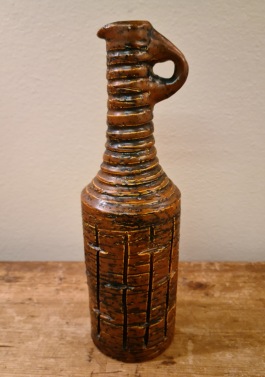 Brun keramikvas AWF. Höjd 26 cm. Fint skick. 65 SEK