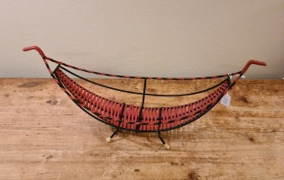 Rödsvart båtformad fruktskål, string. Längd 44 cm, höjd (ändar) 18 cm. Fint skick. 375 SEK