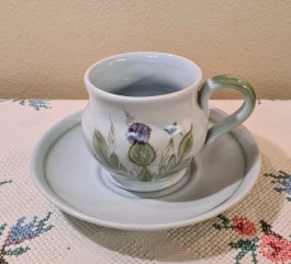 Kaffekopp med fat Buchan, Scotland (4). Diam. fat 15 cm, diam. kopp ca 7,5 cm. Fint skick. Stengods. 45 SEK/st