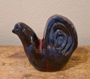Fågel i keramik Törngrens, sign. "Bonni". Höjd 8,5 cm, längd 10 cm. Fint skick. 50 SEK