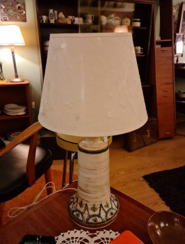 Stor bordslampa Söholm. Höjd inkl. lamphållare ca 22,5 cm. Fint skick. 175 SEK
