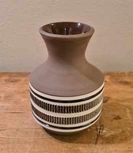 Brun keramikvas NILA med brunvitt mönster på mitten. Höjd 13 cm. Fint skick. 75 SEK