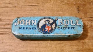 Liten ask "John Bull repair outfit". Längd 11,5 cm, bredd 3,5 cm. Väl använt skick men charmig. 30 SEK