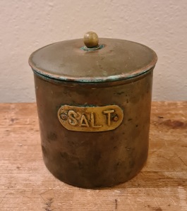 Kopparburk med lock "Salt". Höjd inkl. lock ca 10 cm, diam. 8,5 cm. Härlig patina. 75 SEK
