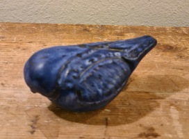 Liten blå keramikfågel i gott skick. Längd 9 cm. Omärkt. 45 SEK