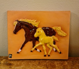 Keramiktavla JIE - Två hästar. Bredd 23,5 cm, höjd 18,5 cm. Fint skick. 75 SEK
